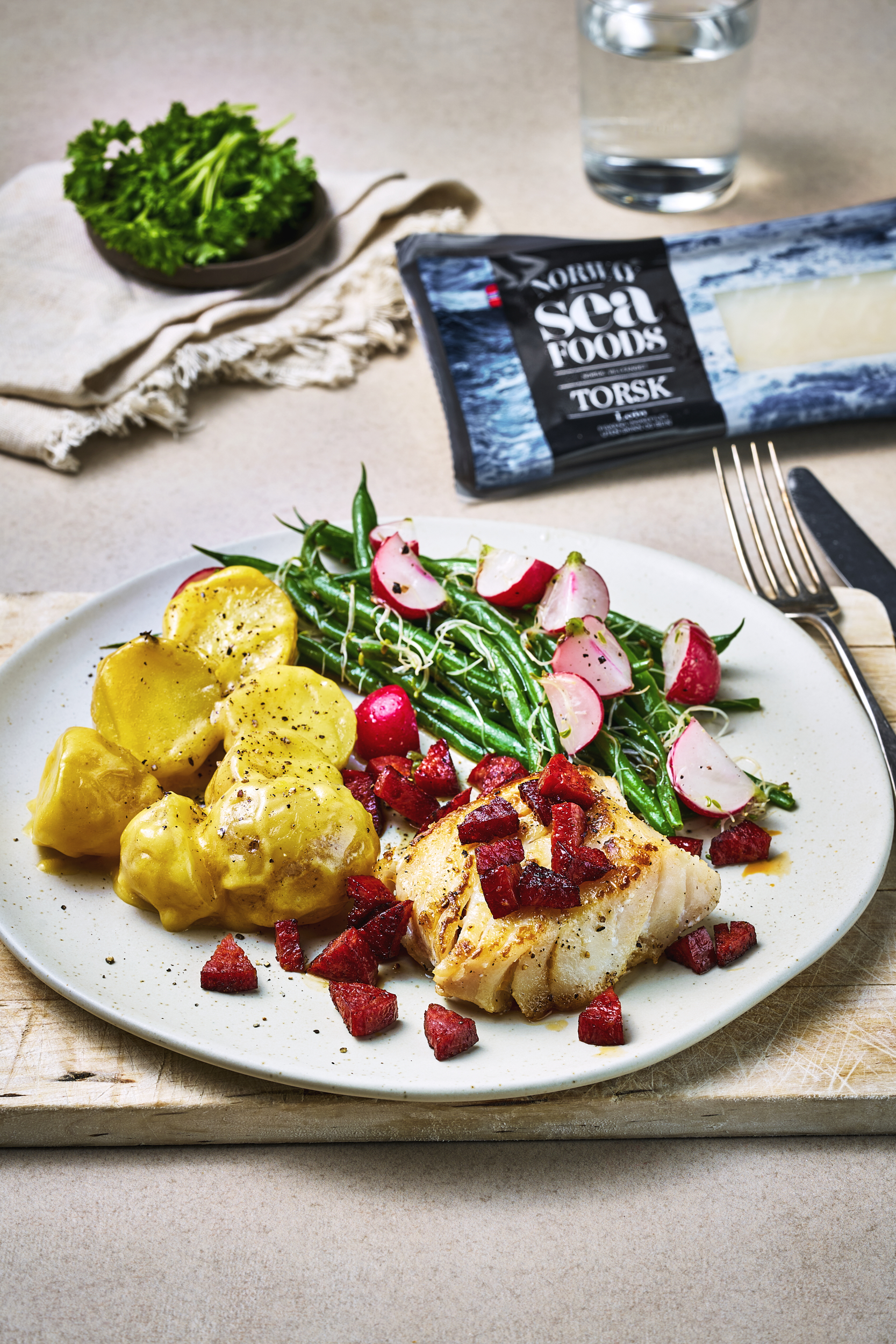 Torskeloin på fjøl med tomat og urter