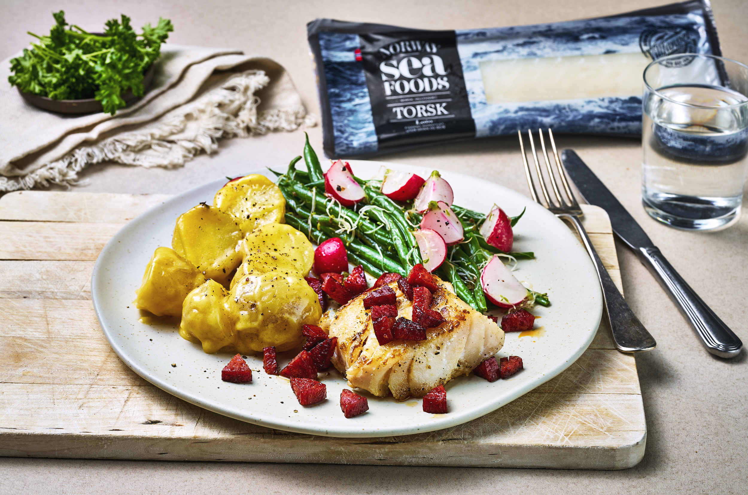 Stekt torskefilet med chorizo og lun potetsalat
