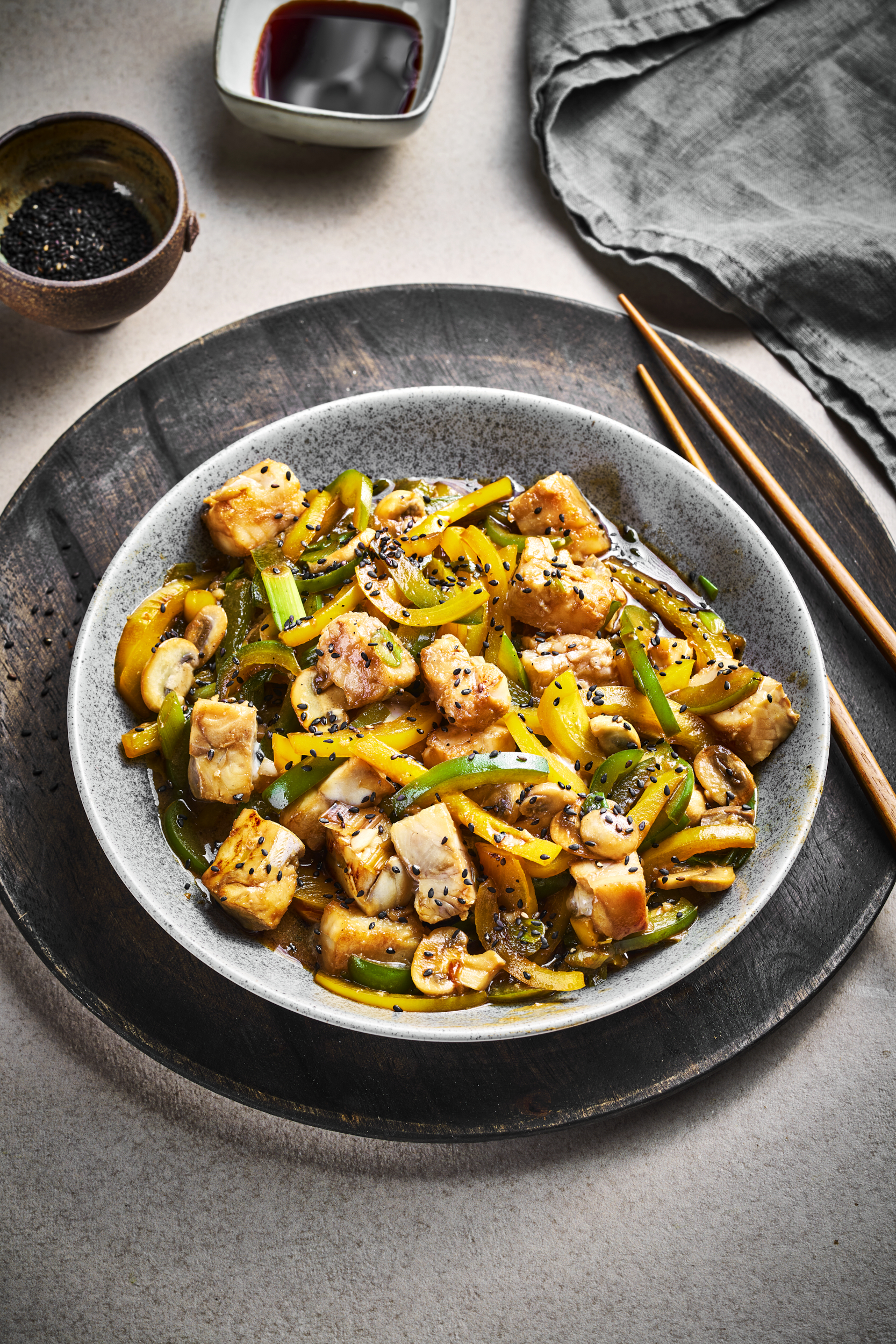 Asiatisk wok med torsk og sei på tallerken sett ovenfra
