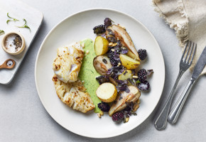 Ovnsbakt torsk med pære, potet og urtesmørsaus