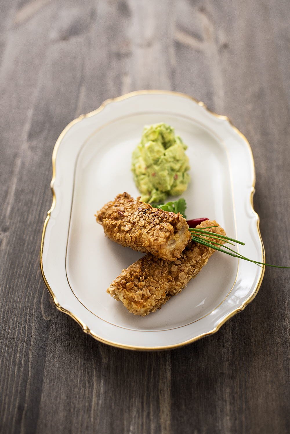 Fiskefingre av torskeloin med guacamole og staver av søtpotet