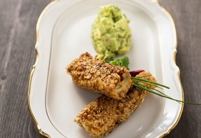 Fiskefingre av torskeloin med guacamole og staver av søtpotet