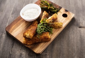 Glutenfrie fiskefingre av torskefilet med tzatziki og potetbåter