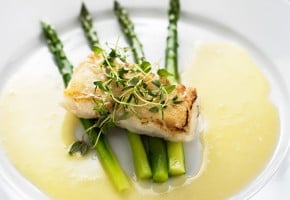 Grillet torskeloin med asparges og smørsaus