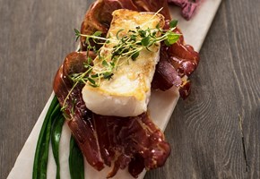 Grillet torskeloin med serranoskinke og rødbetsalat