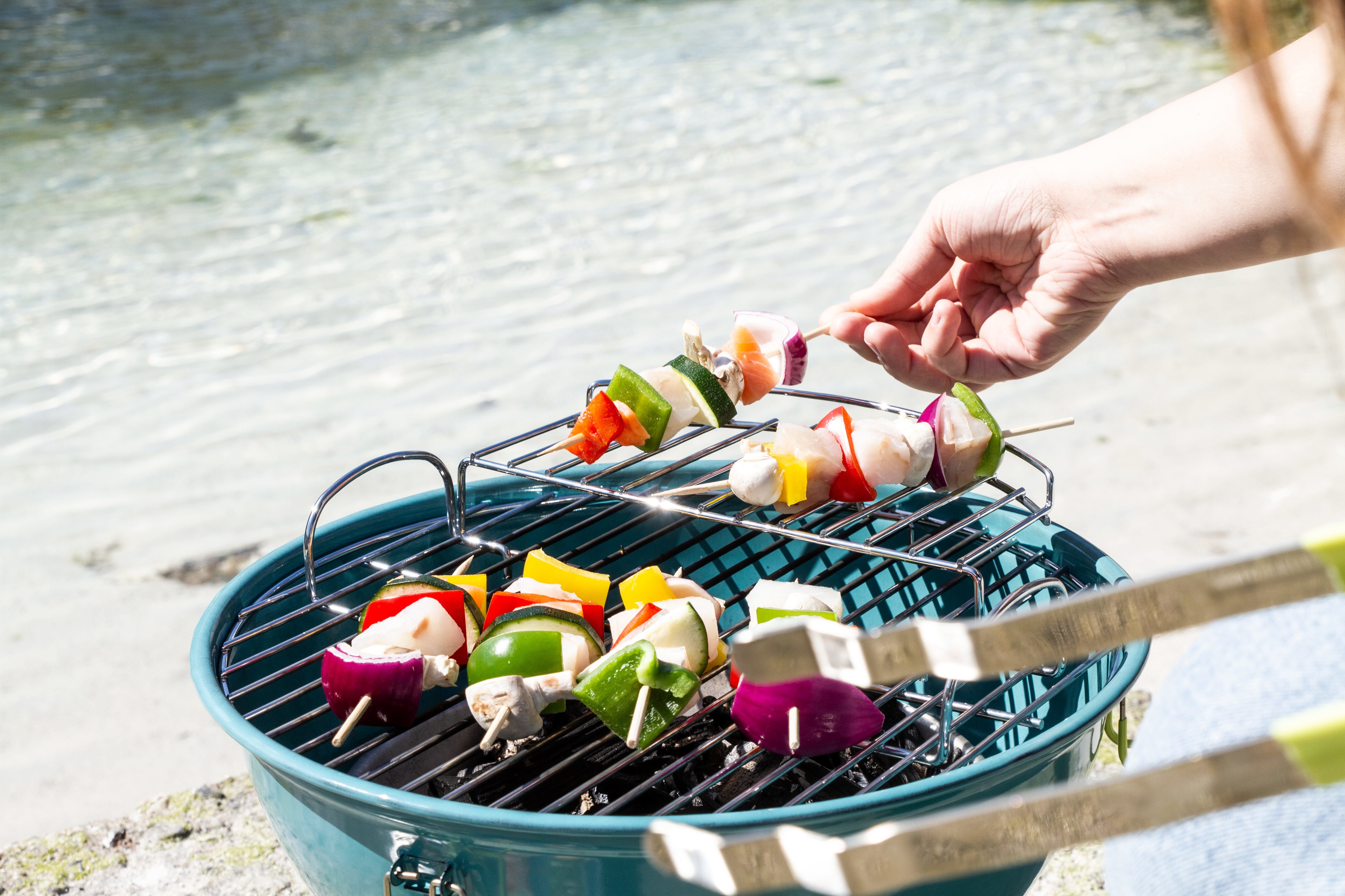 Grillspyd med laks torsk og grønnsaker over grill