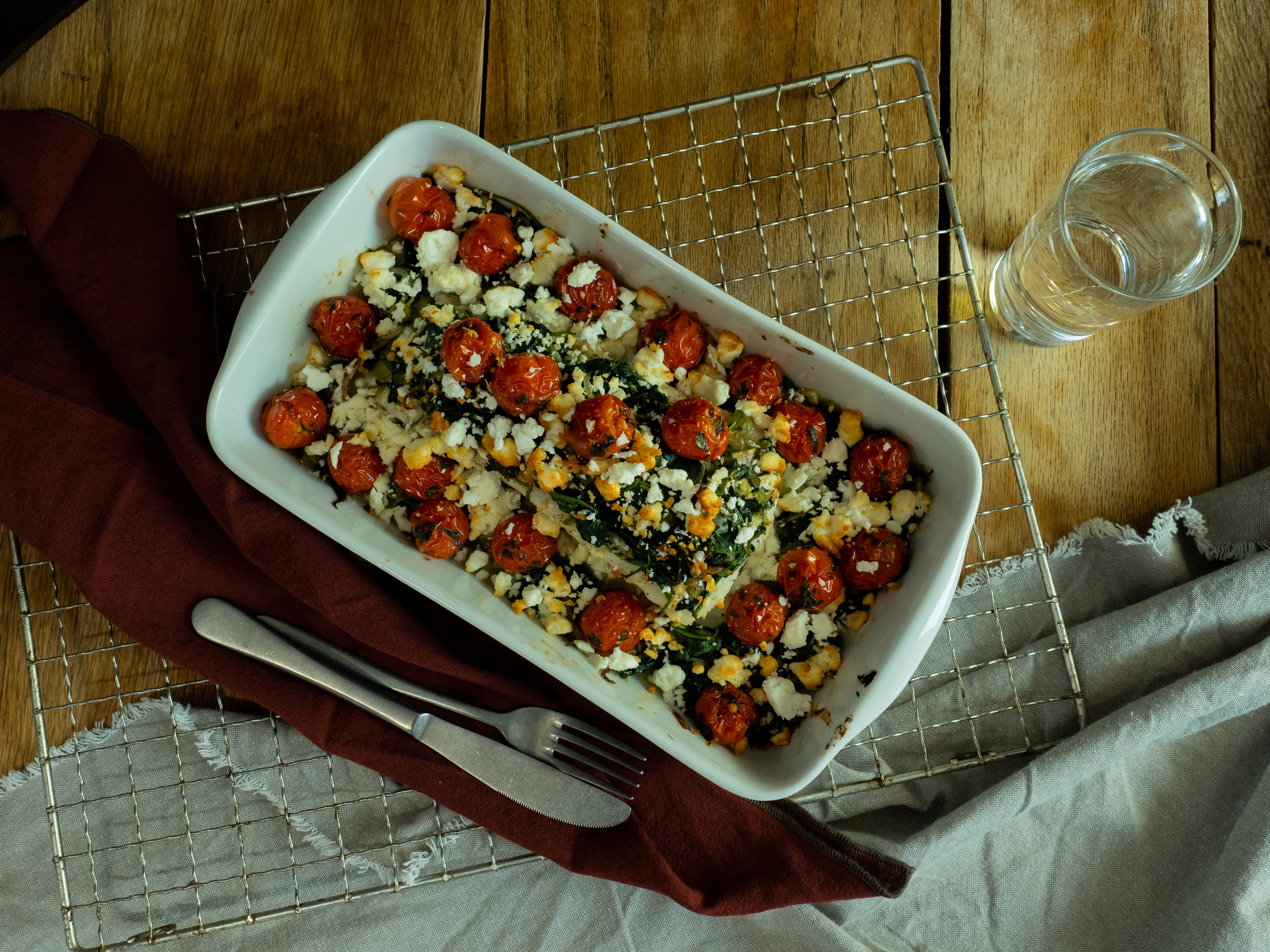 Ovnsbakt torsk med spinat, fetaost og tomat sett ovenfra