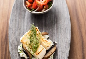 Pannestekt torskeloin med risotto, kantarell og tomatsalat