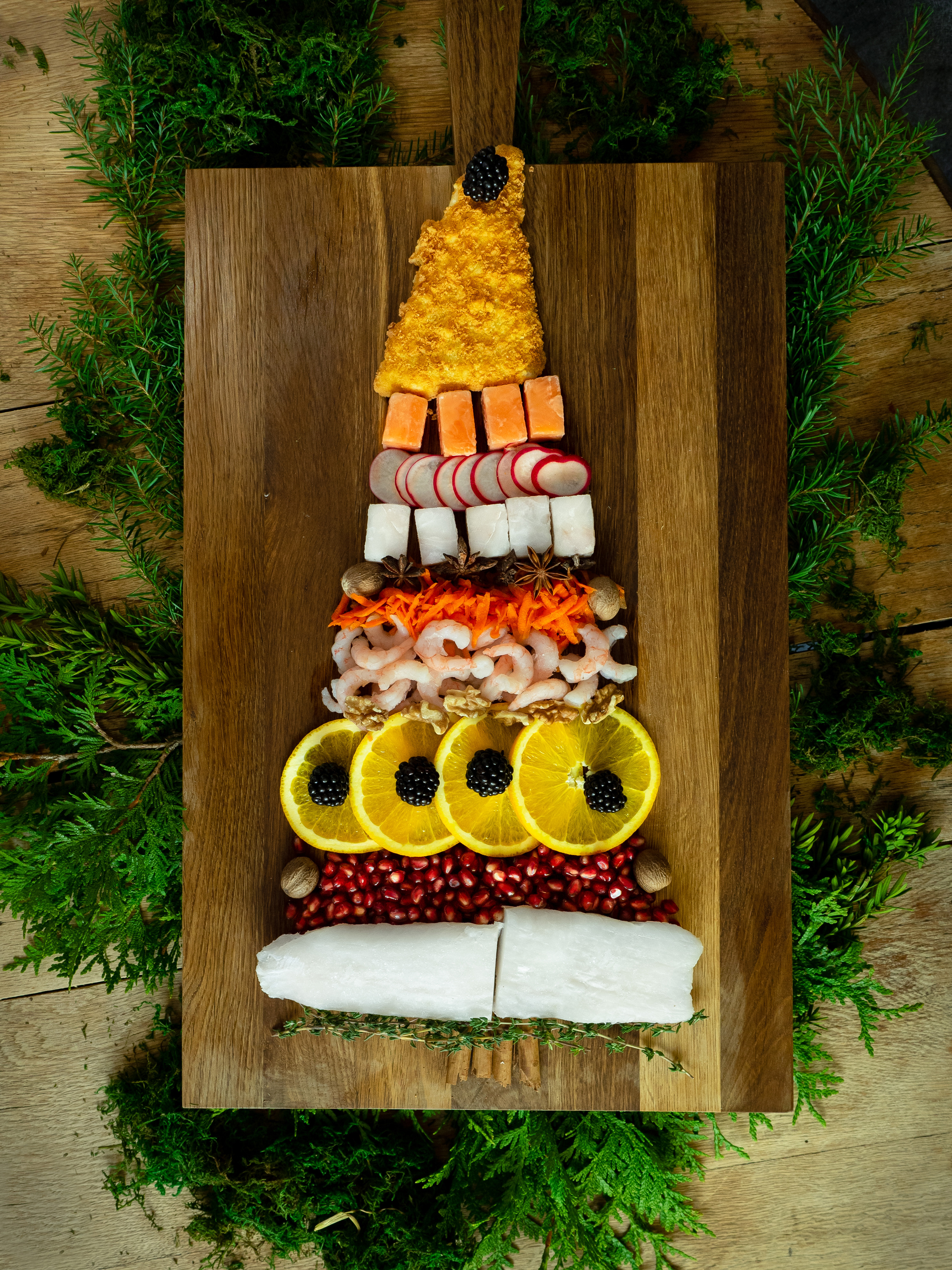 NWS produkter lagt som et juletre, med frukt, nøtter, grønnsaker og krydder i mellom. 