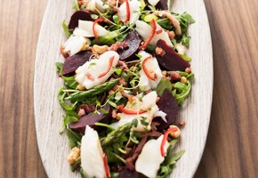Salat av lettsaltet torskeflak, rødbeter og bacon