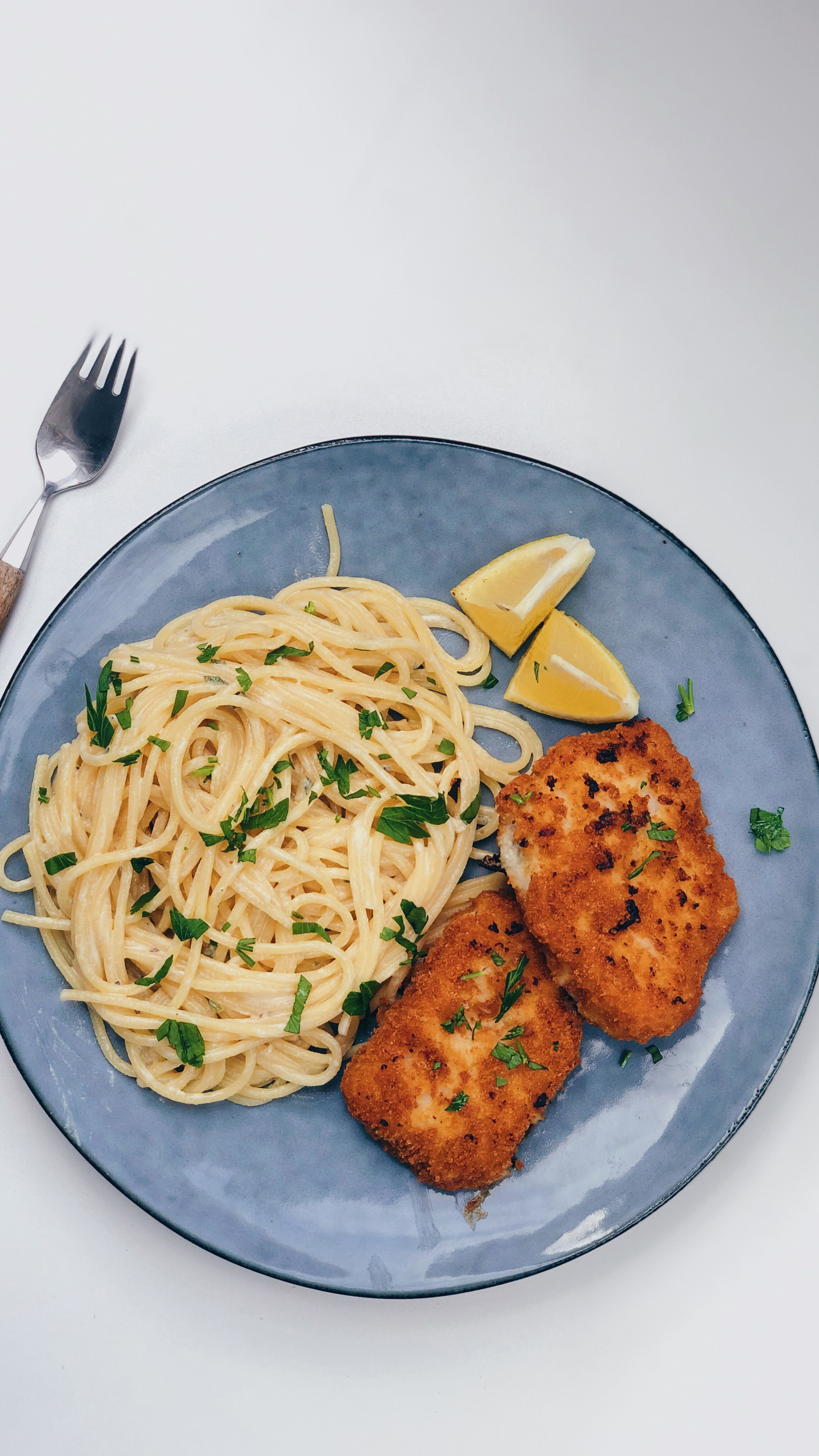 Spagetti alfredo med panert torsk