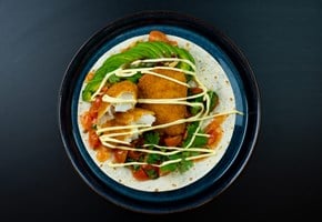 Sprø torsk i taco med sweet chili saus