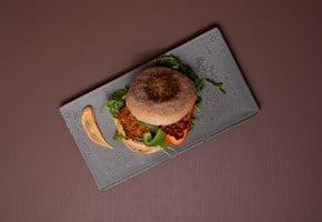 Sprø BBQ-torskeburger  med BBQ-majones, bacon og salat