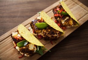 Taco med torsk og sei servert på fjøl