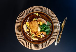 Sprø tempurapanett med naanbrød og karridressing