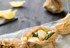 Papillote med torskeloin, scampi, blåskjell og grønnsaker