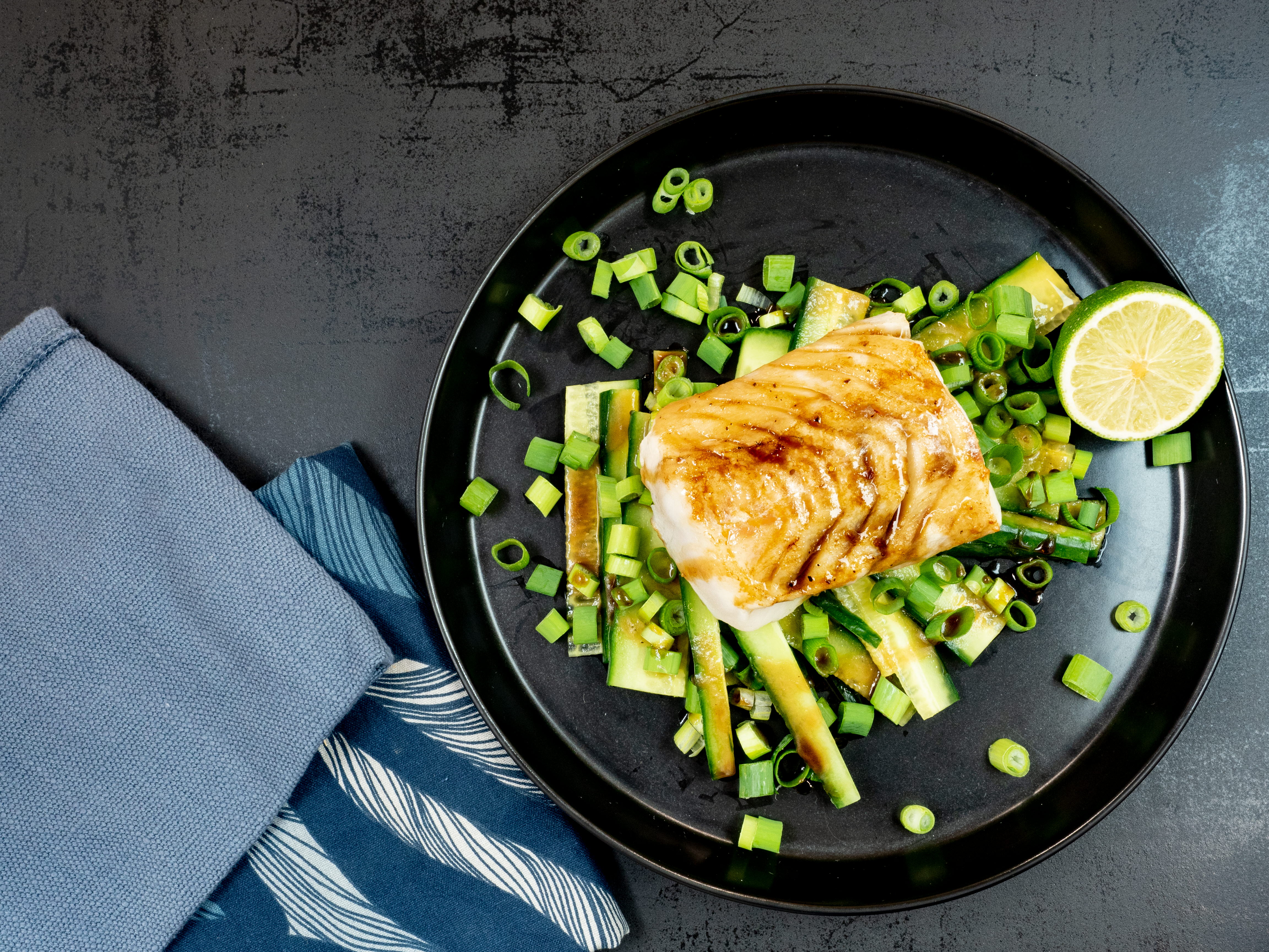 Torsk med vårløk, agurk og søt soyasaus