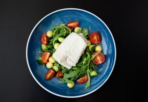 Torskeloin med salat og pasta