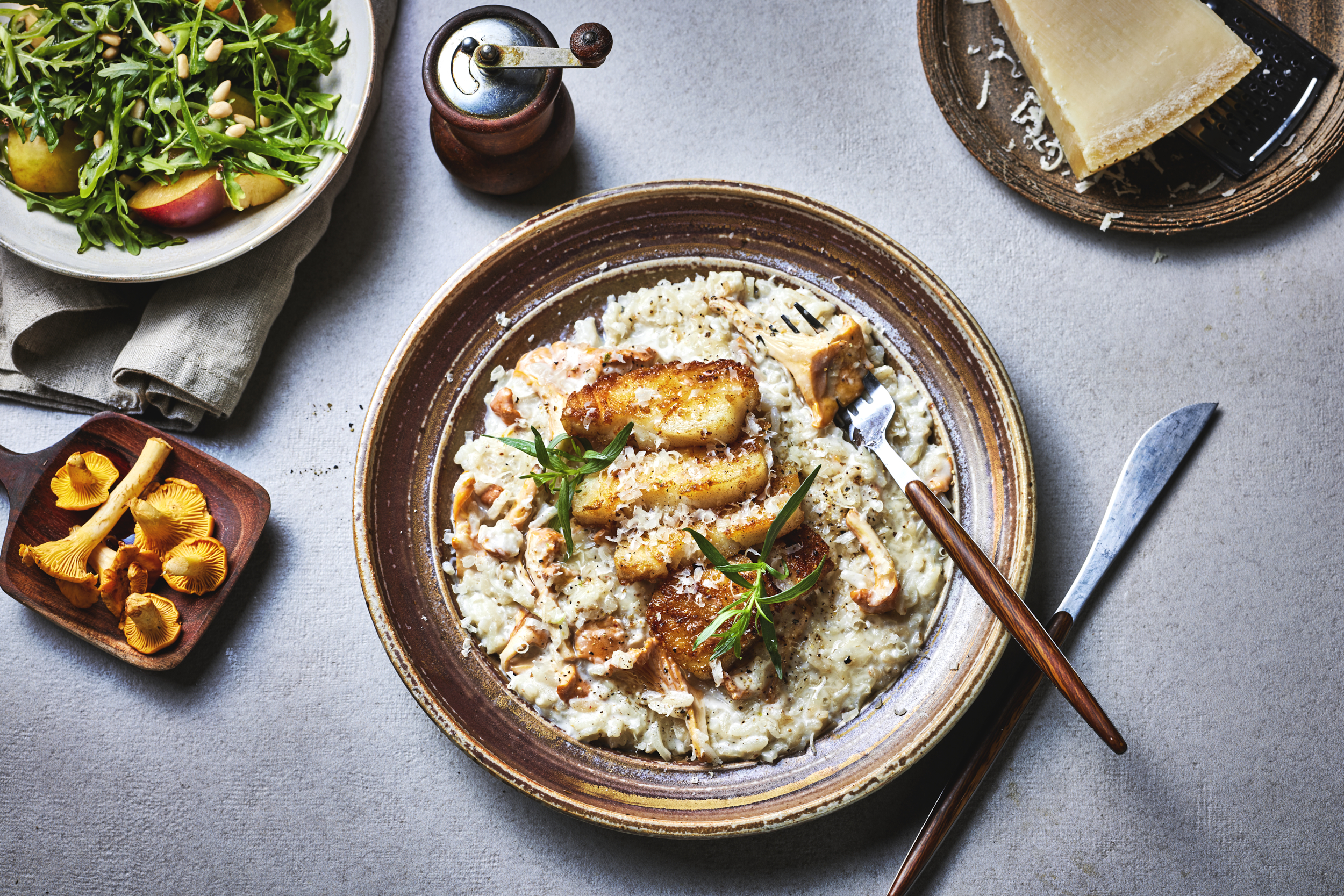 Risotto med kantarell og torsk i serveringsskål