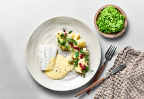 Melkesaltet torsk med karamellisert sellerirot, ertepuré og smørsaus