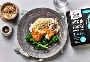 Panert torsk med hjemmelaget potetstappe og kantarellsaus